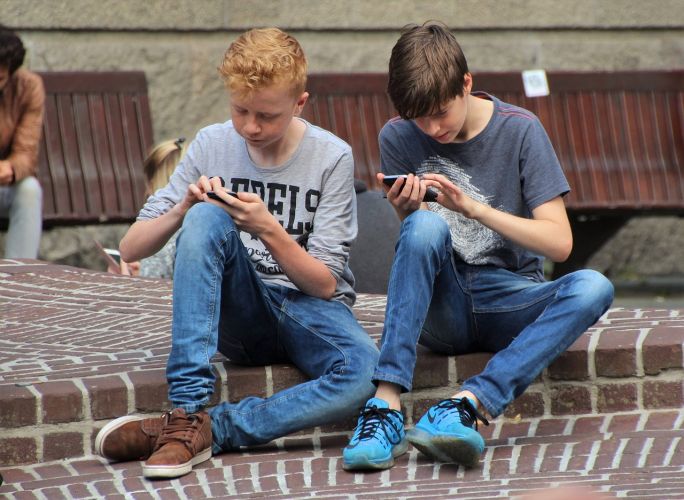 Adolescenti e smartphone: quando è il momento giusto di comprarglielo?