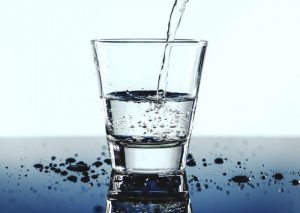 Acqua e benessere dei bambini: l’importanza del bere