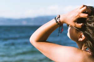 Adolescenti e creme solari in spiaggia: in agguato il melanoma