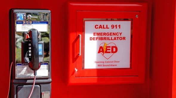 Defibrillatori e sopravvivenza: strumenti disponibili ovunque?