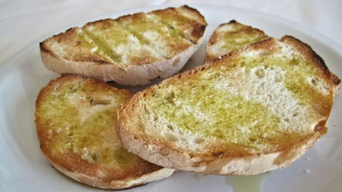 Alimenti 10 e lode. Pane e olio: lo spuntino povero dalle mille risorse