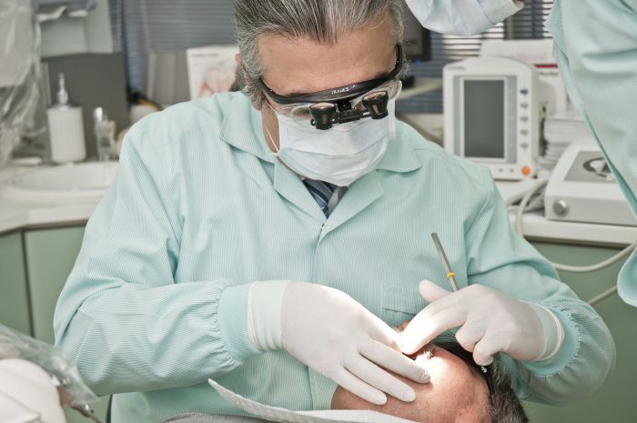 Implantologia dentale: nuovo sorriso sostituendo i denti persi
