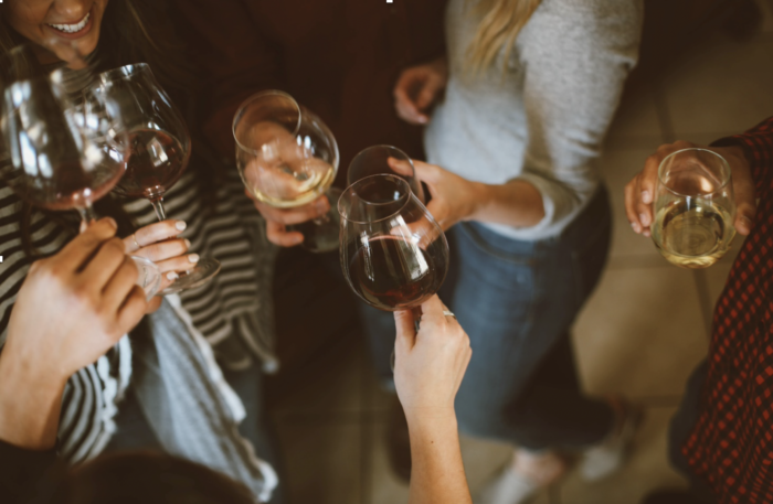 Ritrovarsi alla sera con gli amici, tra giochi, cibo e vino