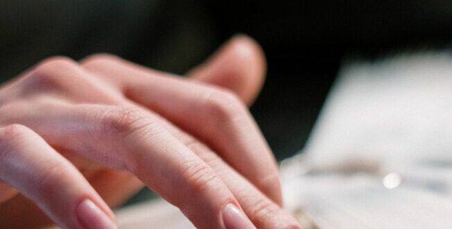 Analisi delle unghie: ecco cosa rivelano sulla nostra salute