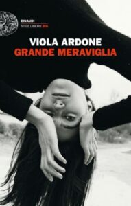 Viola Ardone, di amore e di pazzia nel mondo e nel mezzomondo