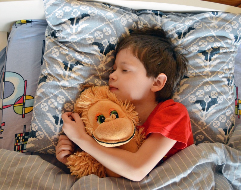 Perché i bambini in estate dormono male e cosa fare per aiutarli