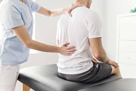 Dolore sacro-iliaco e postura: perché non è solo “una questione di bacino storto” (e cosa serve davvero per migliorarlo)