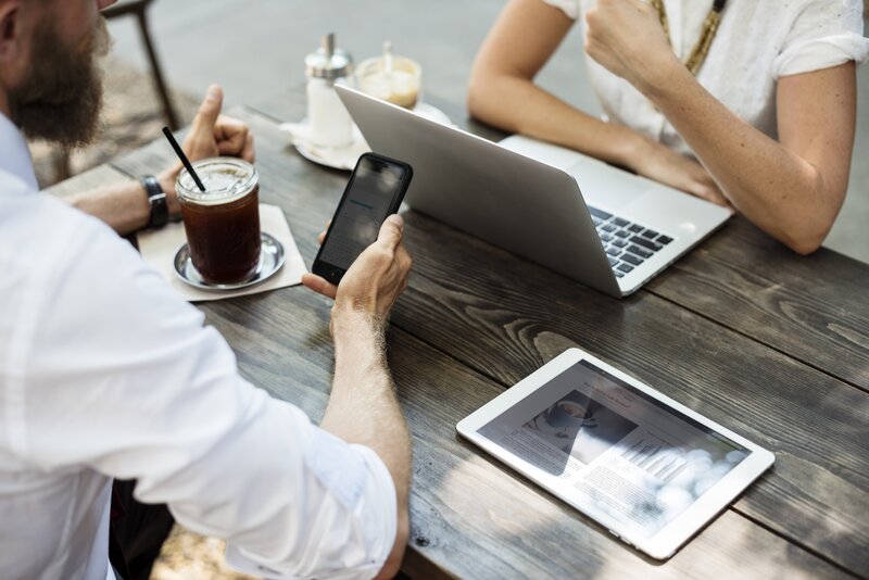 Tech neck, i consigli degli esperti per prevenire il dolore cervicale da smartphone e PC